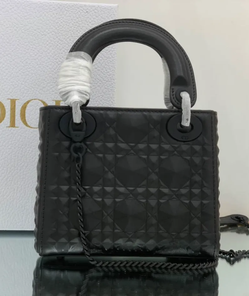 Size: 17 x 7.5x 14cm