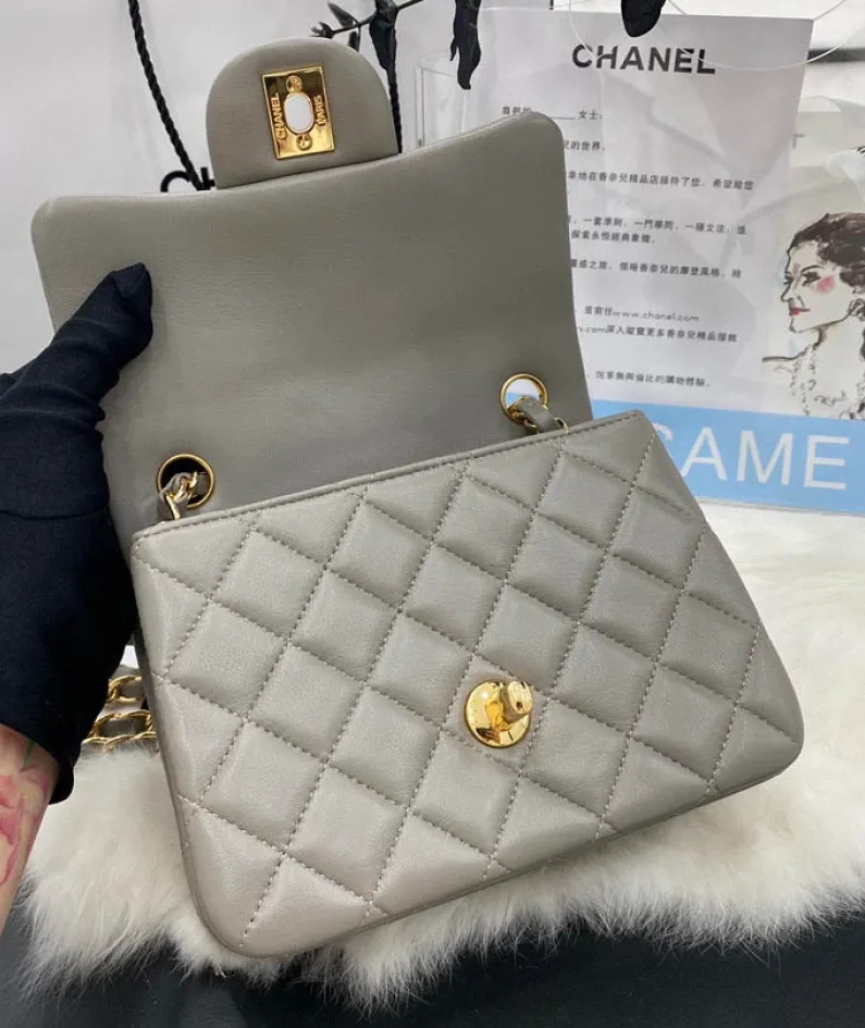 classic flap lambskin light gold buckle classic flap size:17cm