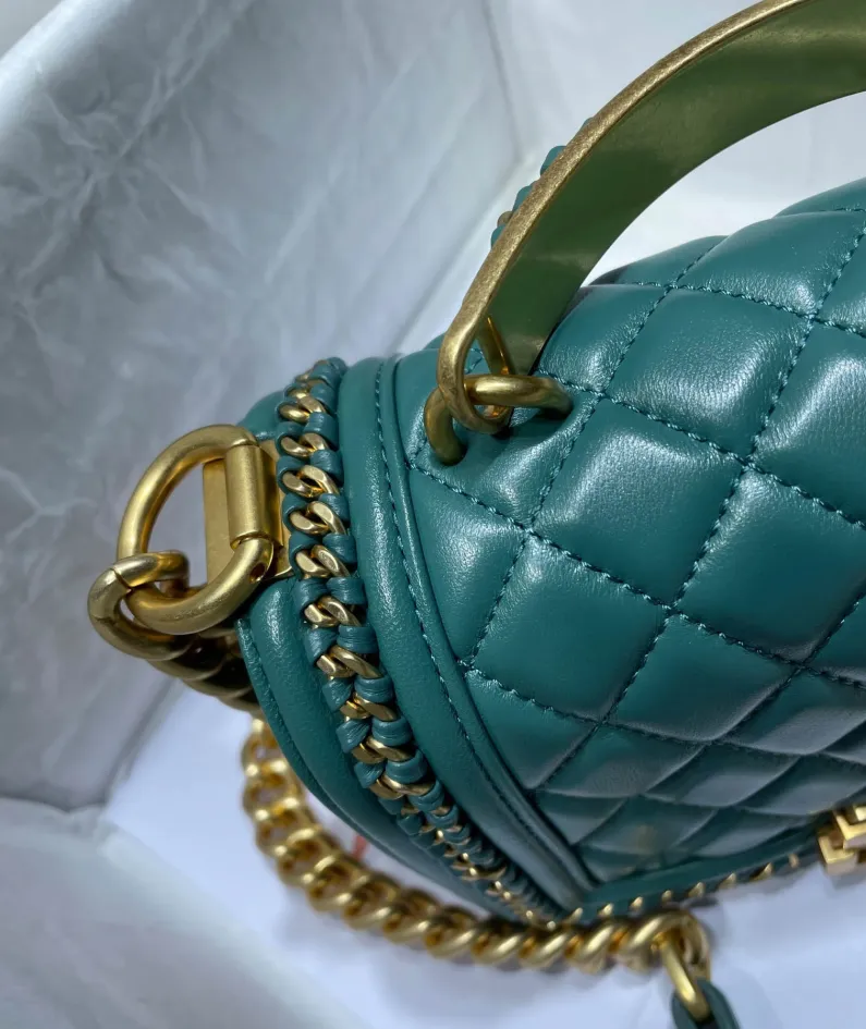 CHANEL Size: 20