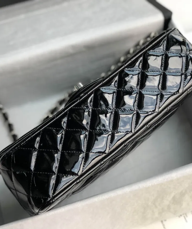 Chanel patent leather pouch size:25.5cm Ident No.: 1112
