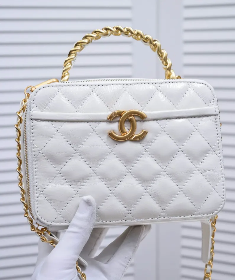 Chanel Size: Large 13.5*18.5x7.5cm Style Number: 9055