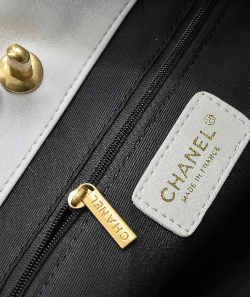 Chanel size: 31x24cm