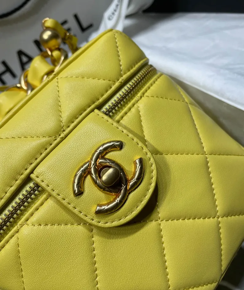 CHANEL Portable ️Crossbody Model: 2020SS ️Size: 16.5*16.5*15