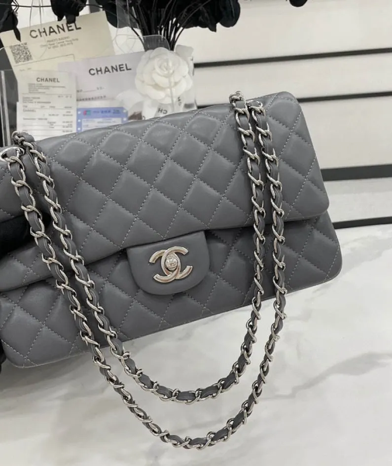 classic flap lambskin light gold buckle classic flap size:25cm