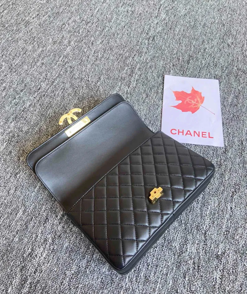 CHANEL: Model: 57276 Size: 26cm