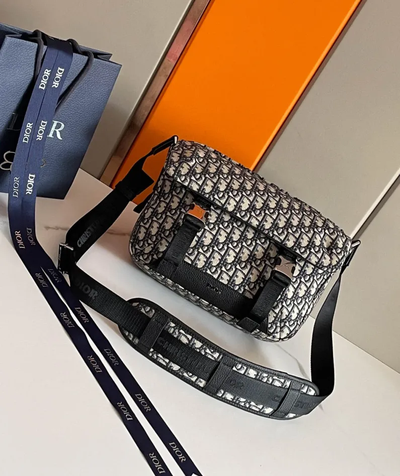 Explorer Handbag Size: 31 x 21 x 8 cm