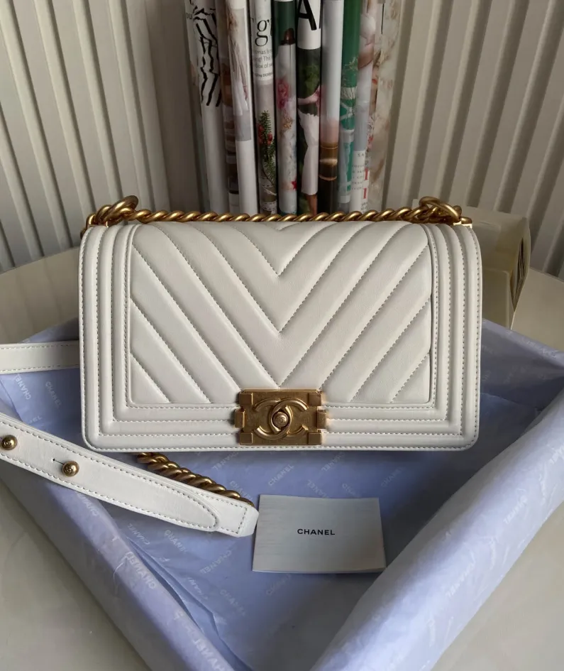 Chanel size: 25x15x9cm