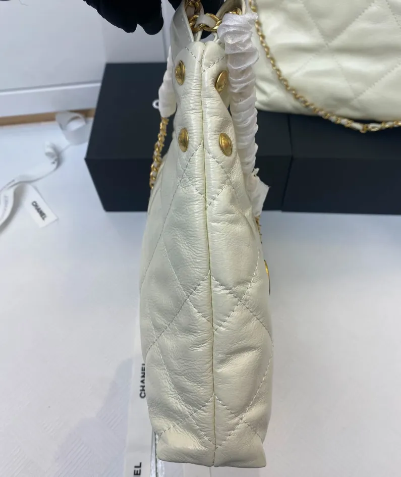 Chanel Underarm Bag Model: 8828 Size: 30*27*7 40*33*8
