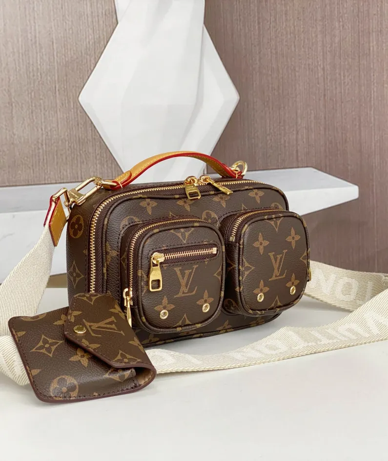 Louis Vuitton Size: 18 x 11 x 10 cm