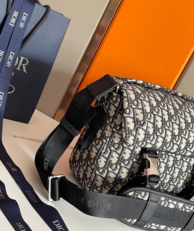 Explorer Handbag Size: 31 x 21 x 8 cm