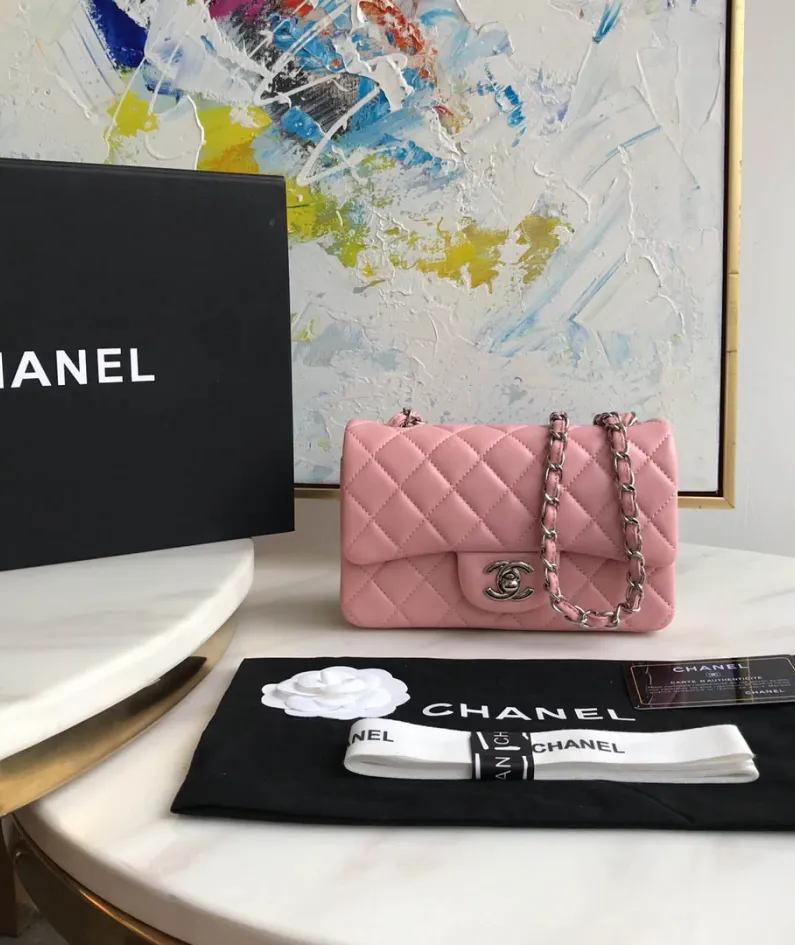 Lambskin Small Bag Size:20X13x7cm Model: 1116