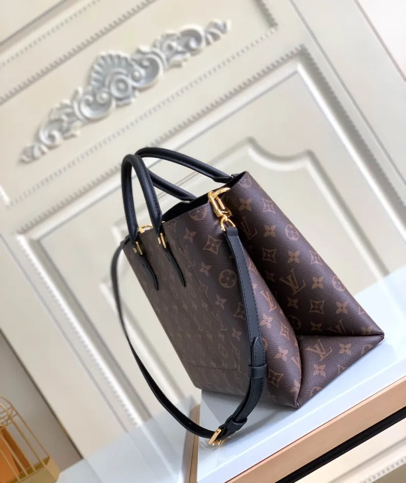 Louis Vuitton Size: 34.0 x 24.0 x 13.0 cm