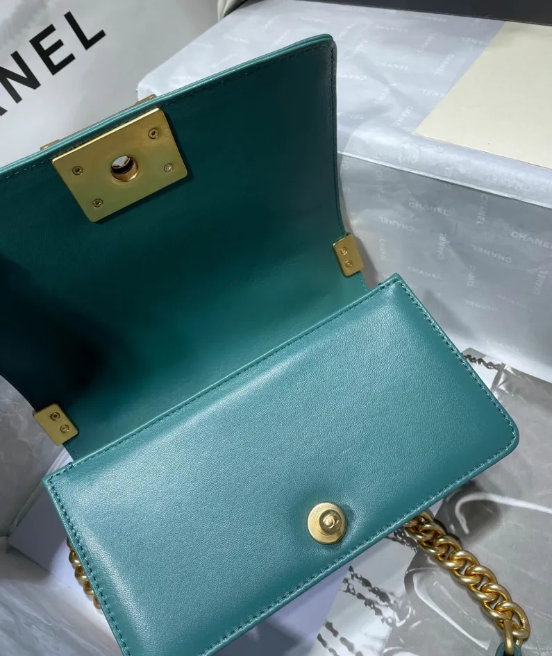 CHANEL Size: 20