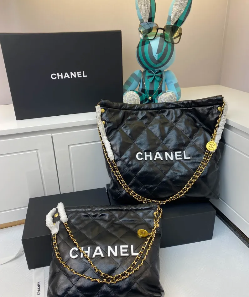 Chanel Underarm Bag Model: 8828 Size: 30*27*7 40*33*8