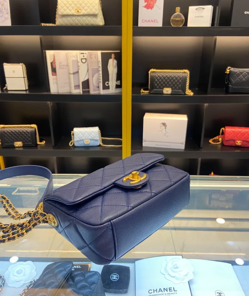 Chanel size: 21x14x6.5cm