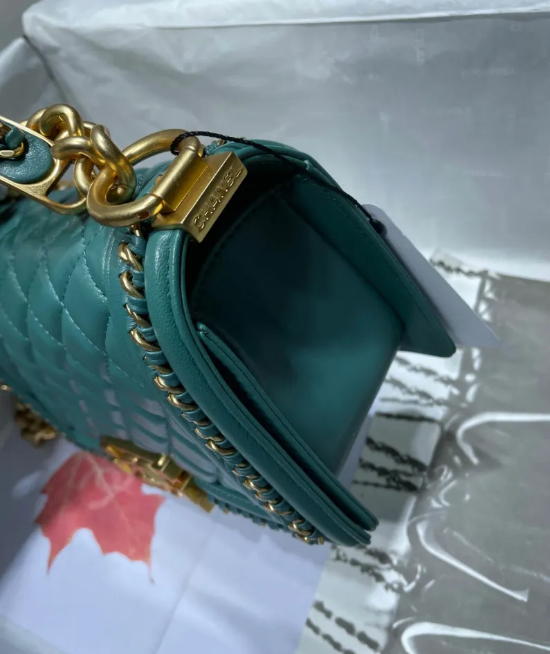 CHANEL Size: 20