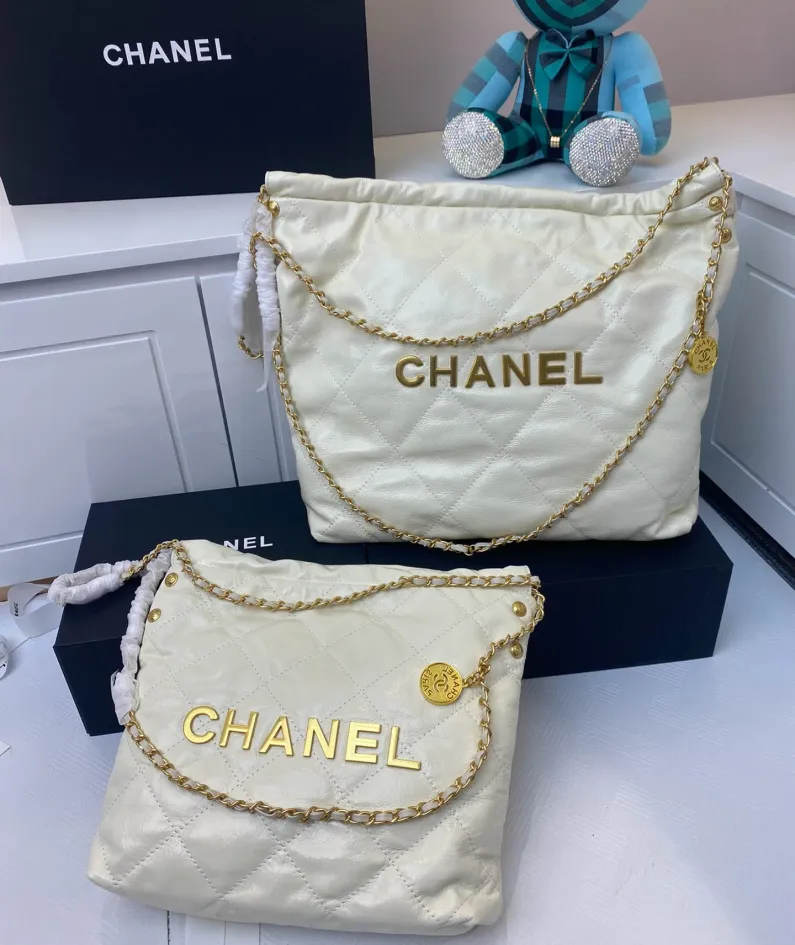Chanel Underarm Bag Model: 8828 Size: 30*27*7 40*33*8