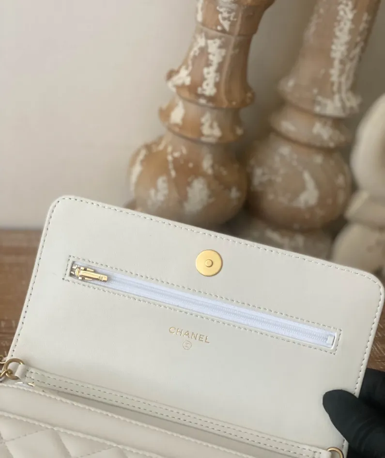 Chanel Size: 19cm Style: 81225 White
