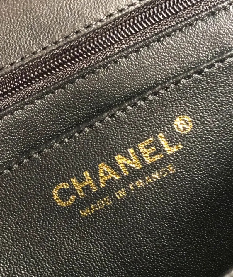 Chanel Patent Leather Pouch Model: 1116 size: 20cm