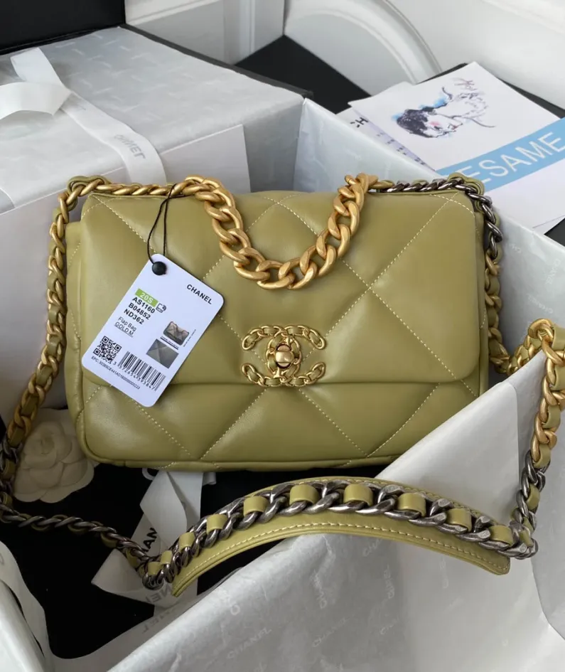 Chanel Size: 19cm Style: 81225 White