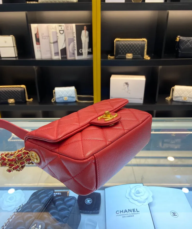 Chanel size: 21x14x6.5cm