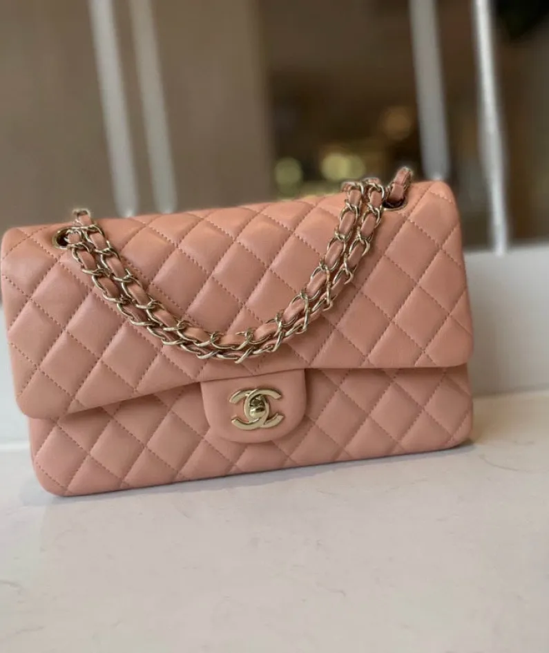 classic flap lambskin light gold buckle classic flap size:25cm