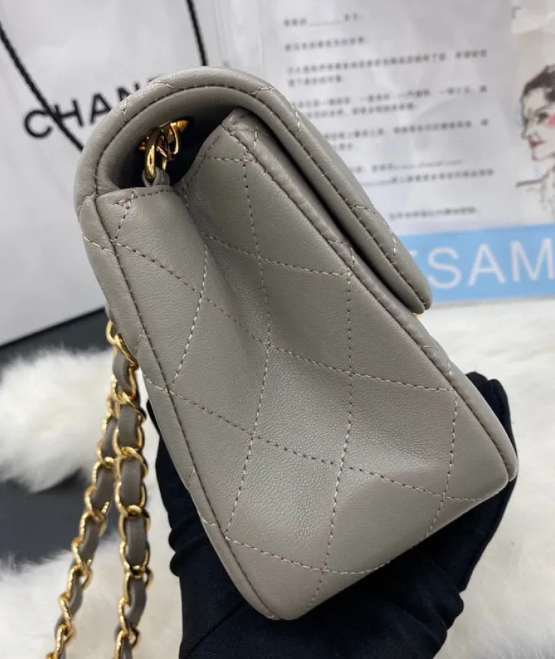 classic flap lambskin light gold buckle classic flap size:17cm