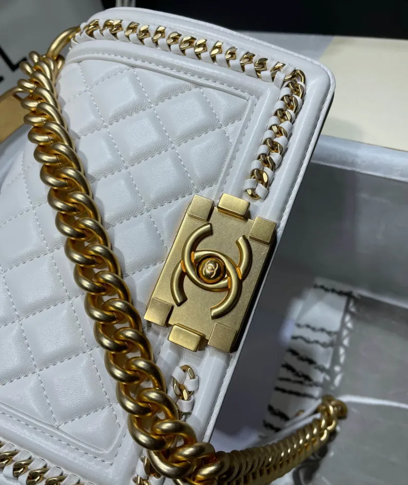 CHANEL Size: 20