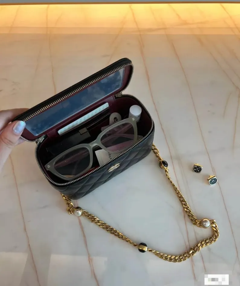 Chanel size: 11*8.5*7cm