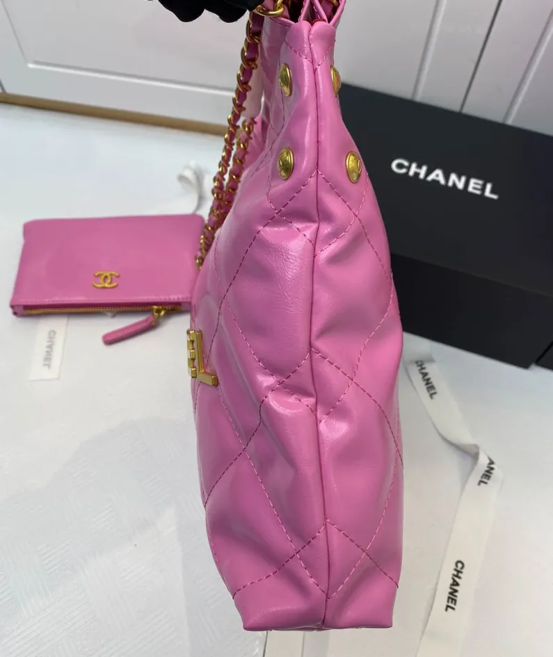 Chanel Underarm Bag Model: 8828 Size: 30*27*7 40*33*8