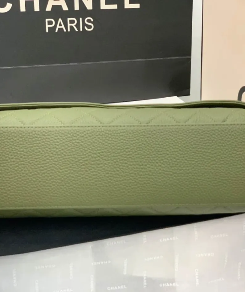 CHANEL shoulder bag Model 8095# Size: 32X7.5X19CM