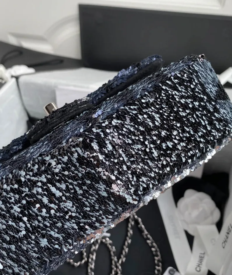 Chanel size: 15x22x7cm