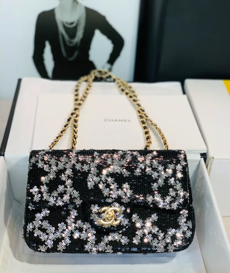 Chanel size: 20cm