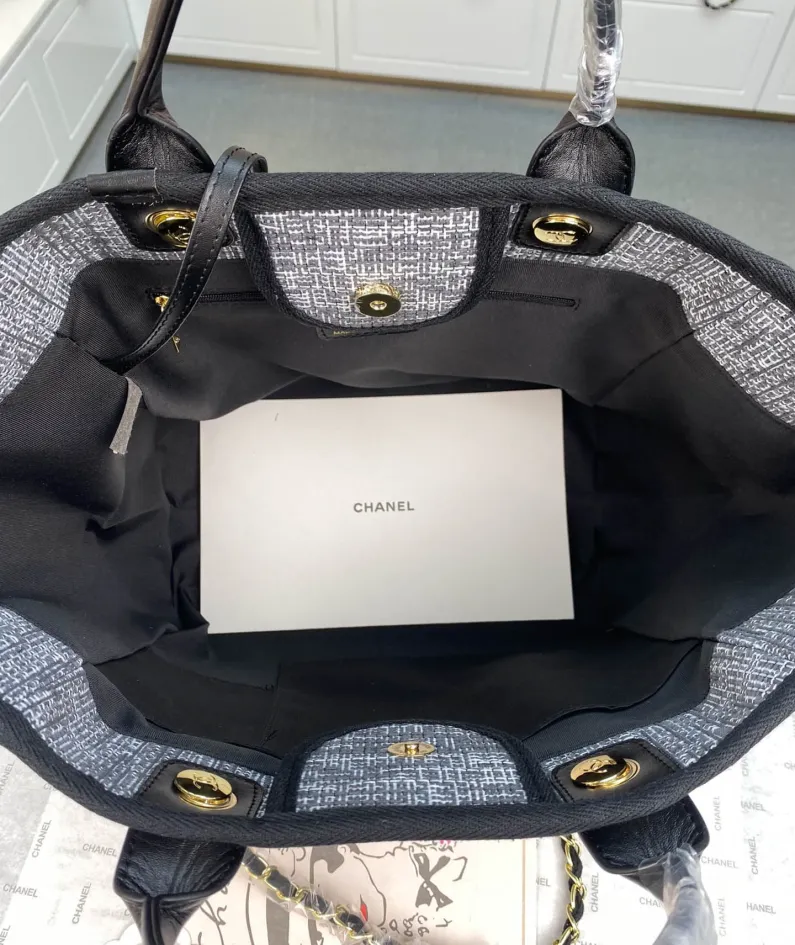 Chanel One Shoulder Handbag Size: 38*30*20 Style: 8820