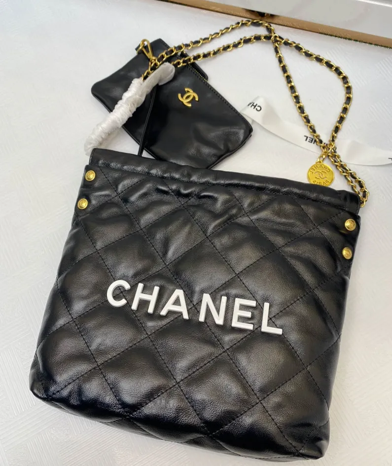 Chanel Underarm Bag Model: 8828 Size: 30*27*7 40*33*8