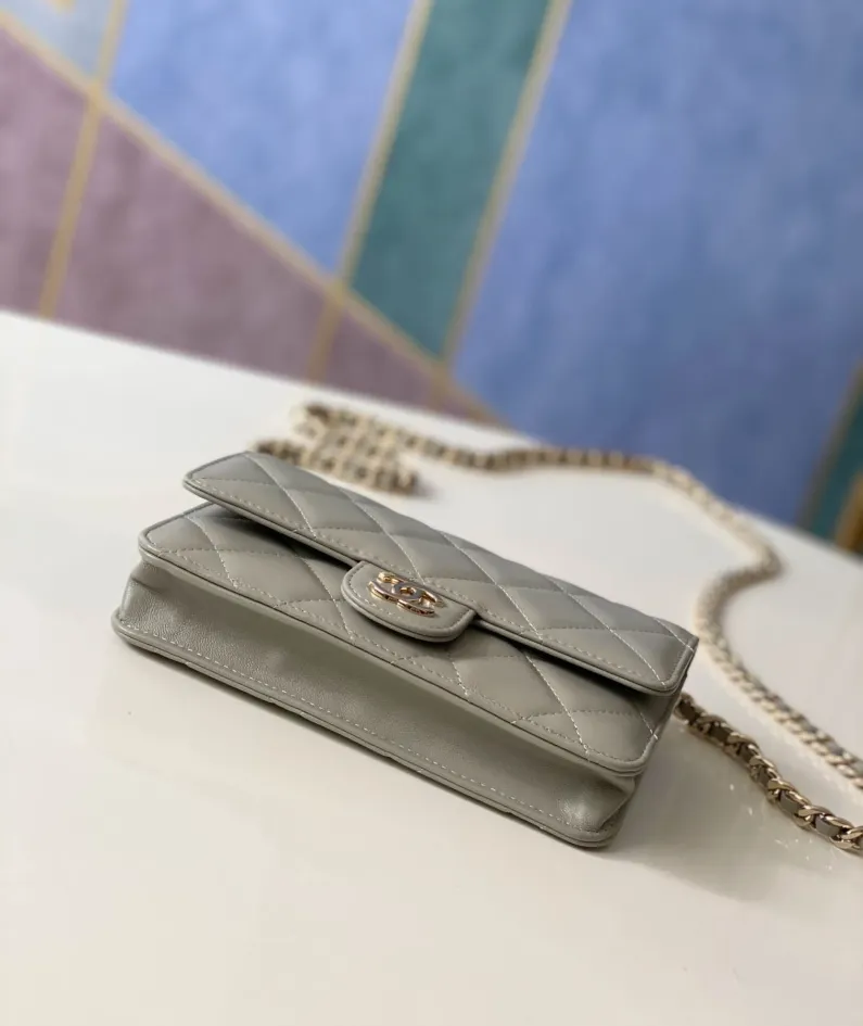Lambskin Buckle with Light Gold Chain Size: 19cm Style Number: 81171