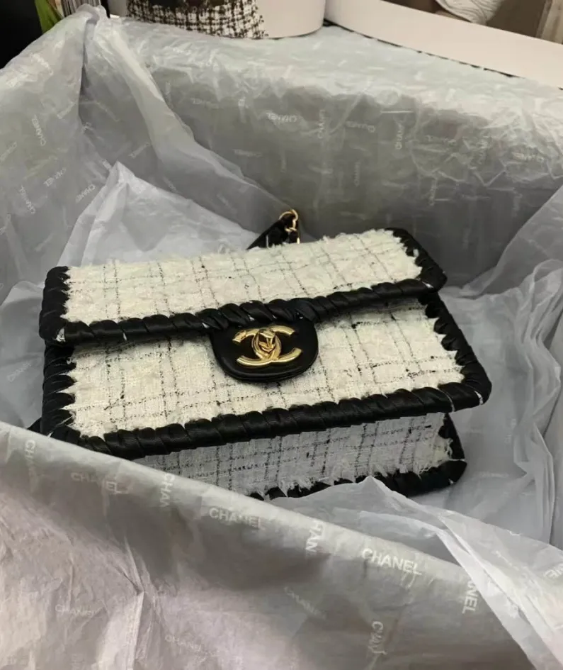 Chanel Tofu Bun Size: 22cm Style: AS2496