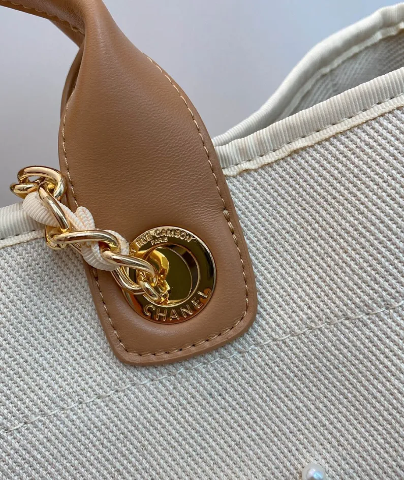 Chanel Model: AS66941 Size: 39cm