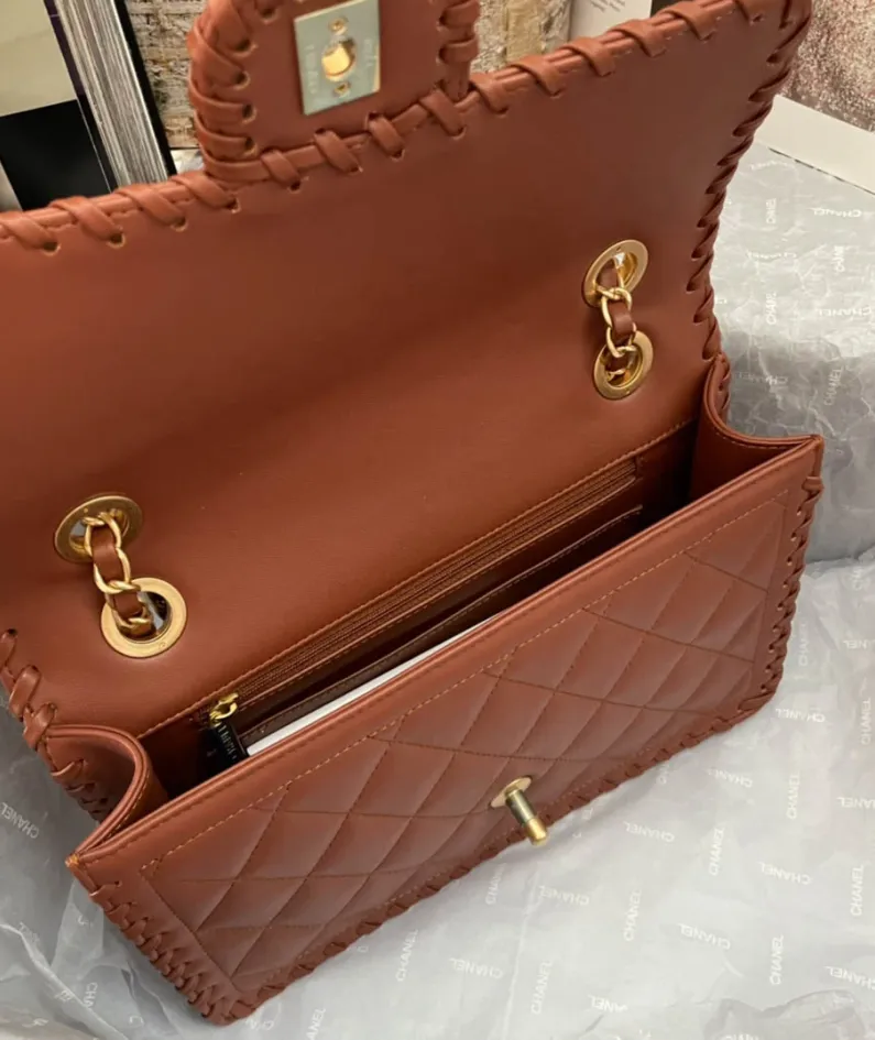 Lambskin Lock Bag Size: 26X17X6cm Style Number: AS2163