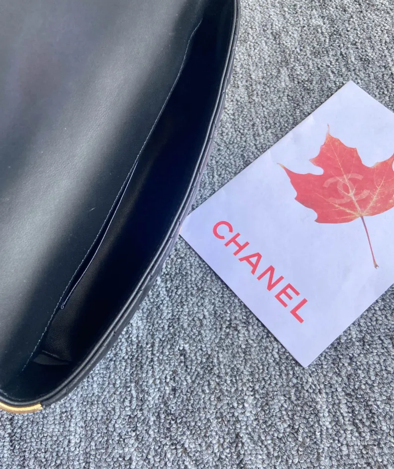 CHANEL: Model: 57276 Size: 26cm