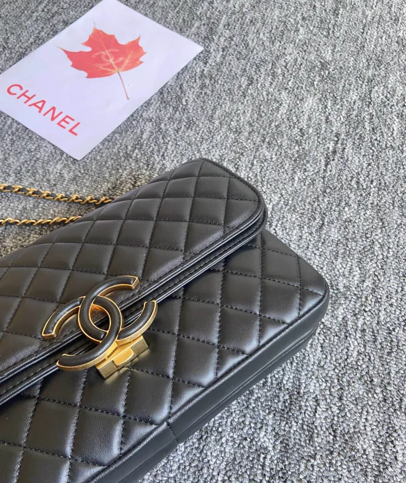 CHANEL: Model: 57276 Size: 26cm