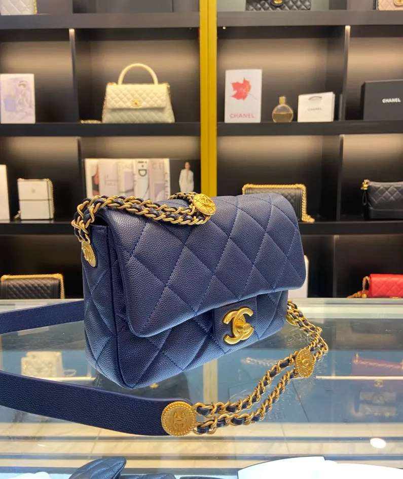 Chanel size: 21x14x6.5cm