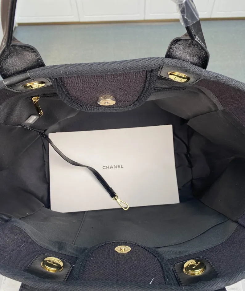 Chanel One Shoulder Handbag Size: 38*30*20 Style: 8820