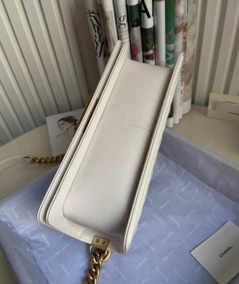 Chanel size: 25x15x9cm