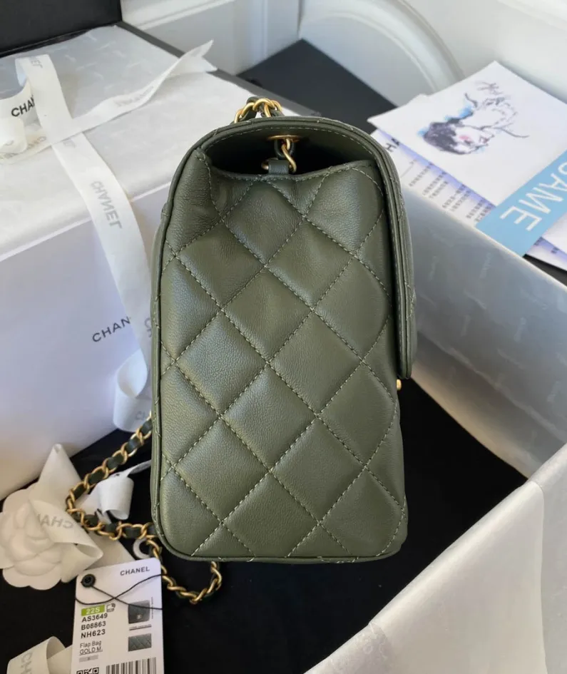 Chanel sheepskin size: 18X19.5X9.5cm