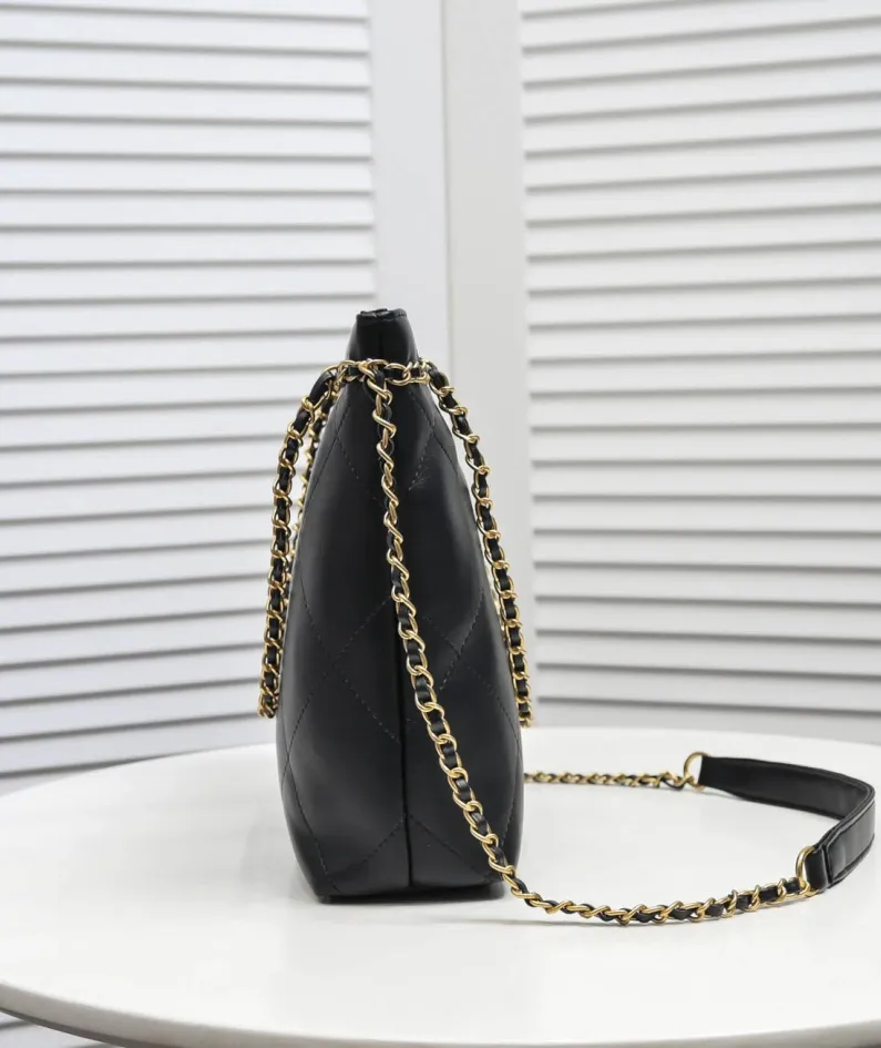 Chanel size: 22x16cm