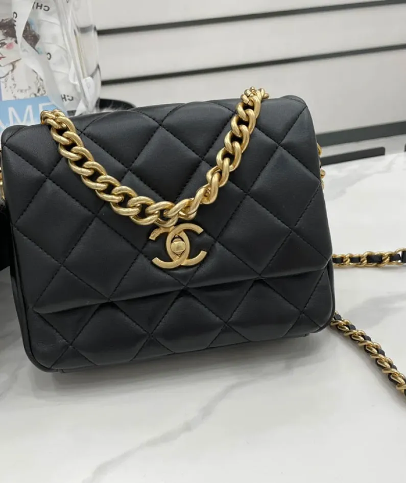 chanel Size: 14*19*4cm Model: AS2734