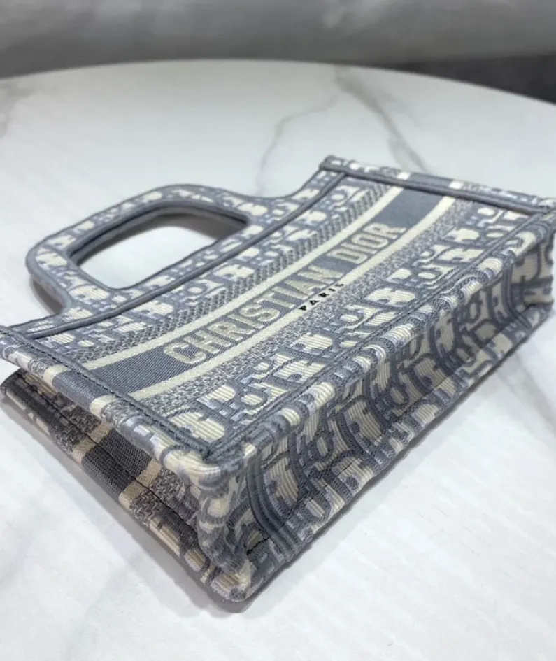 Mini Book tote size: 23x17x7cm