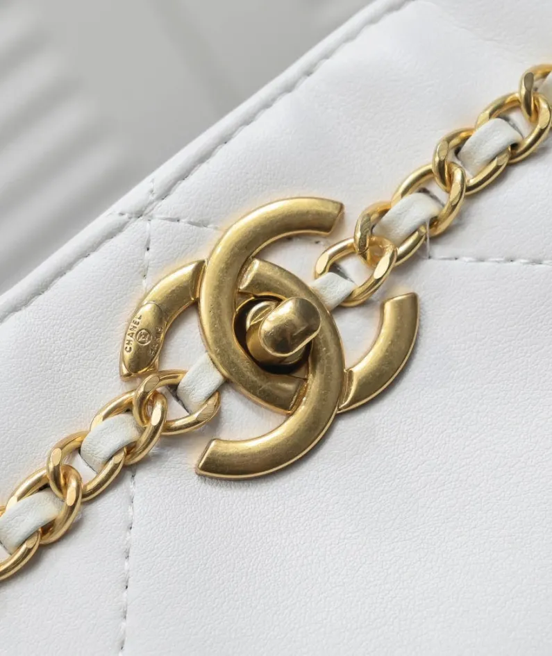 Chanel size: 31x24cm