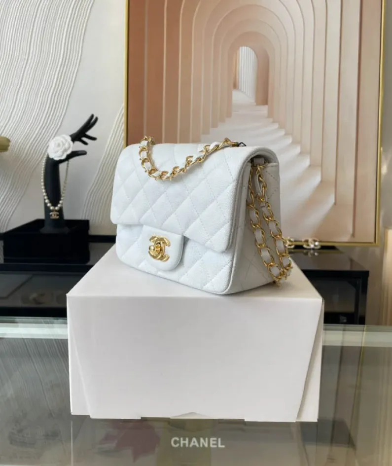 Light Silver Metal Bag Size: 17cm Ident No.: 01115